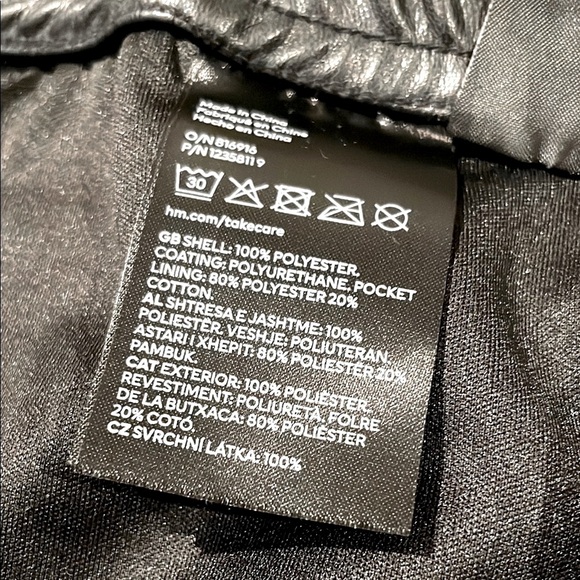 *NEW* H&M Relaxed-fit Faux Leather Shorts - Picture 5 of 10